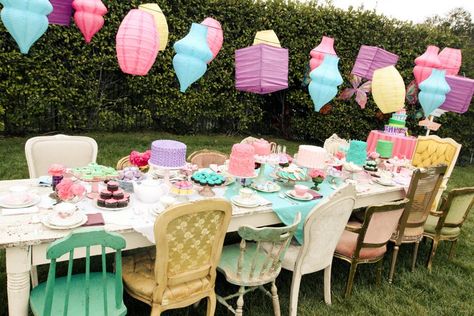 Paper lanterns hung above the table creating the tea party scene from Alice in Wonderland. Description from jennycookies.com. I searched for this on bing.com/images Alice In Wonderland Tea Party Birthday, Alice Tea Party, Mad Hatter Party, Alice In Wonderland Birthday, Alice In Wonderland Theme, Alice In Wonderland Tea Party, Tea Party Bridal Shower, Mad Tea Party, Alice In Wonderland Party