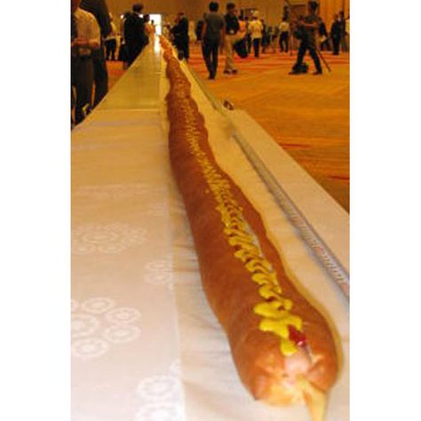 The world's longest hotdog, sausage! Big Hot Dog, Decadent Food, Big Burgers, Long Hots, Giant Food, Big Meals, World Records, Guinness, Dog Days