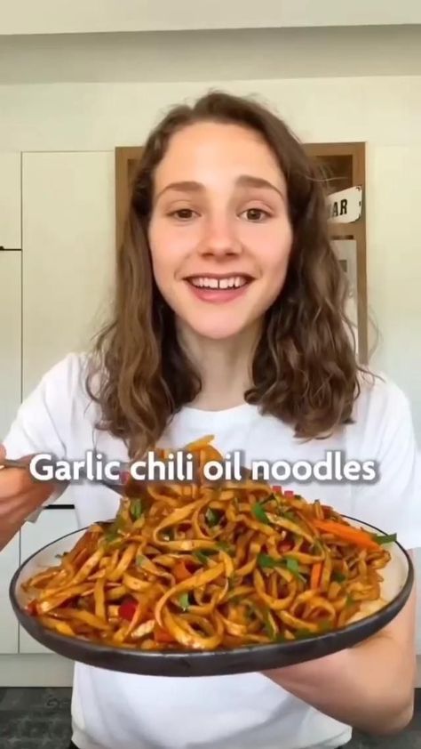 Garlic Chili Oil Noodles, Chilli Noodles, Chili Oil Noodles, Dinner Recipes Vegan, Garlic Chili Oil, Oil Noodles, Spicy Snacks Recipes, Tastemade Recipes, Vegetarian Snacks Recipes