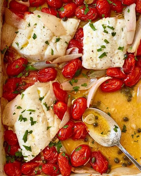 One Pan Fish Dinner, Cod With Tomatoes, Quick Casseroles, Capers Recipe, Fish Dinner Recipes, One Pan Dinner, Simple Green Salad, Cod Recipes, Fish Dinner