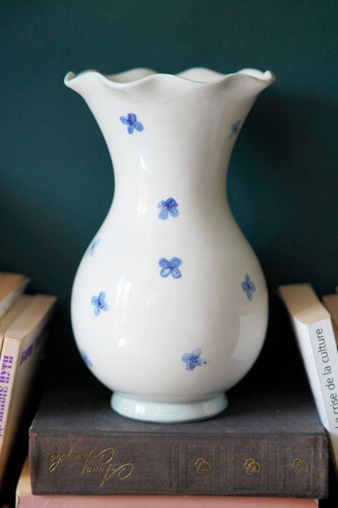 Cute Vases Ceramics, Clay Vases Pottery Design, Easy Clay Vase Ideas, Cute Vase Ideas, Homemade Clay Vase, Pottery Vases Painting Ideas, Diy Clay Flower Vase, Pottery Pots Ideas, Cute Pottery Painting Ideas Vase