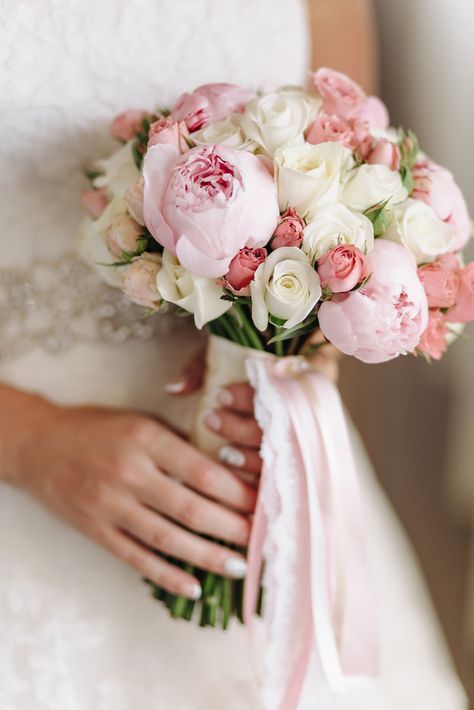 Pink Rose Wedding Bouquet, Boutonniere Ideas, Brides Flowers Bouquet, Pink Peonies Bouquet, Simple Wedding Bouquets, A Bouquet Of Roses, Bridal Party Bouquets, Roses And Peonies, Holding A Bouquet