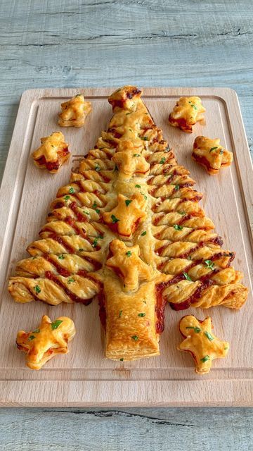 Fitwaffle | Eloise Head on Instagram: "TEAR & SHARE PIZZA CHRISTMAS TREE 🍕🎄 This puff pastry Christmas tree is filled with pizza sauce, mozzarella cheese and Italian herbs, and coated in garlic butter 🤤 It’s super easy to make and it tastes absolutely delicious! Feel free to add any extra fillings you like 🫶 All you need is: 2 sheets ready roll puff pastry Pizza sauce Mozzarella cheese Italian herbs Egg wash: 1 small egg + 1 tsp milk Garlic butter: 30g unsalted butter, melted 2 cloves of garlic 1 tbsp chopped parsley Salt to taste Enjoy! #fitwaffle #fitwafflekitchen" Puff Pastry Tree, Christmas Puff Pastry, Pastry Tree, Christmas Tree Pizza, Puff Pastry Christmas Tree, Pizza Christmas Tree, Pastry Christmas Tree, Pizza Tree, Puff Pastry Christmas