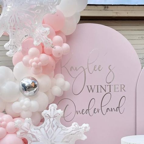 Winter Onederland Picture Ideas, Winter Onederland Party Backdrop, Winter Wonderland Birthday Party Theme, Winter In Onederland Party Ideas, 1st Birthday Themes February, Winter Onederland Balloon Garland, Winter Onederland 1st Birthday, First Birthday Girl Winter Onederland, Winter Onederland Balloons