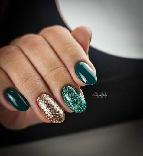 Easy Green Christmas Nails, Green And Gold Nail Designs Short, Biab Nails Christmas, Green Nail Designs Short, Green Festive Nails, Emerald Green Nails With Gold, Xmas Nails Green, Green And Gold Nail Art, Green Christmas Nails Holidays