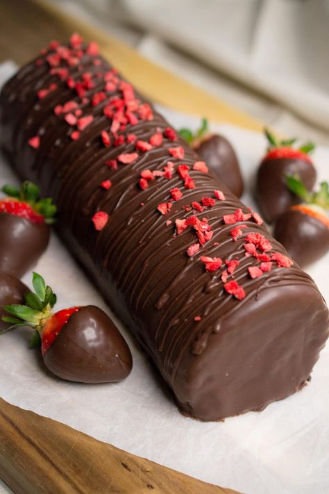 Chocolate Strawberry Swiss Roll, Chocolate Strawberry Roll Cake, Swiss Roll Strawberry, Valentines Swiss Roll, Swiss Roll Decoration, Chocolate Cake Roll Recipe, Cake Decoration With Flowers, Cake Decoration For Men, Chocolate Strawberry Dessert