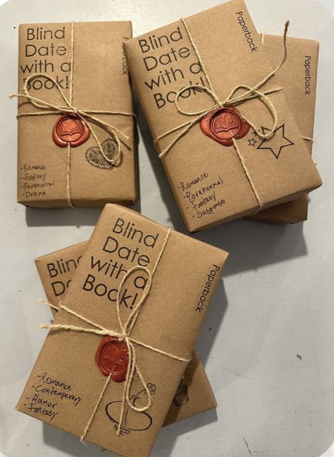 Blind Date With A Book Gift Basket, Friendsgiving Book Club, Vintage Book Themed Party, Books Packaging Ideas, Gift Book Packaging, Blind Date With A Book Christmas, How To Wrap Blind Date With A Book, Blind Date With A Book Box Ideas, Book Retreat Ideas