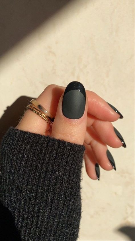 Top Fall Nail Colors: Inspiring 16 Ideas for Black Nails - women-club.online Matte And Shiny Nails Design, Nail Matte, Custom Press On Nails, Matte Black Nails, Silky Skin, Casual Nails, Shiny Nails, Luxury Loft, Nail Length