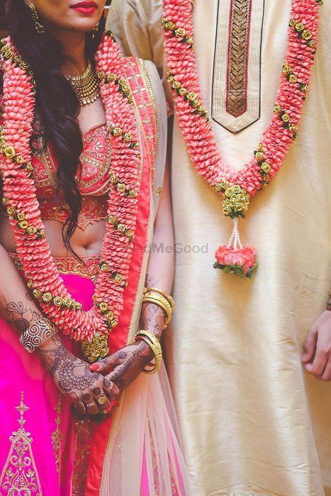 Ramali and Shobhit (Bangalore) (Real Wedding) Rose Garland Wedding, Indian Wedding Garland, Indian Wedding Flowers, Garland Wedding Decor, Wedding Flowers Roses, Flower Garland Wedding, Beautiful Wedding Decorations, Gold Wedding Decorations, South Indian Weddings