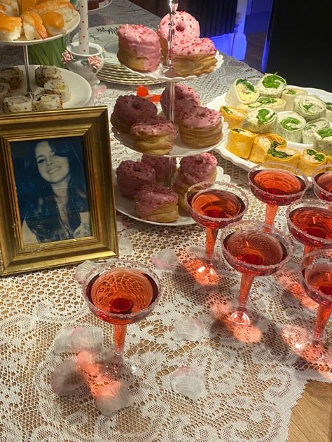 Birthday Food Ideas Aesthetic, Lana Del Rey Party Theme Aesthetic, Lana Del Rey Birthday Theme Party, Lana Del Rey Birthday Party Aesthetic, Lana Del Rey Dinner Party, Lana Del Rey Aesthetic Birthday, Lana Del Rey Food, Surprise Bday Party Ideas, Lana Del Rey Party Aesthetic