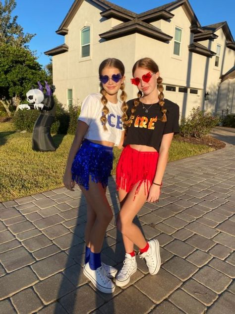 Girls Duo Halloween Costumes Matching, Preppy Bestie Halloween Costumes, 2 Person Matching Halloween Costumes, Circus Spirit Day, Hollaween Duo Costumes, Iconic Duos For Halloween, Duo Halloween Costumes Cowgirl, Preppy 2 Person Halloween Costumes, Preppy Duo Costumes