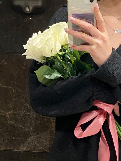 Bouquet Holding Pose, Rose Girl Aesthetic, Girl Holding Flowers Aesthetic, Holding Flowers Aesthetic, Holding Flowers Pose, White Roses Aesthetic, Flower Poses, Library Aesthetics, Girl Holding Flowers