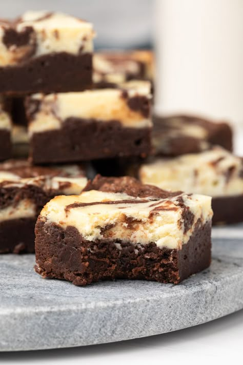 Icing Brownies, Cheesecake Brownie Recipe, Great American Cookie, Recipe Brownies, Brownies Cheesecake, Classic Brownies Recipe, Velvet Brownies, Cheesecake Brownies Recipe, American Cookies