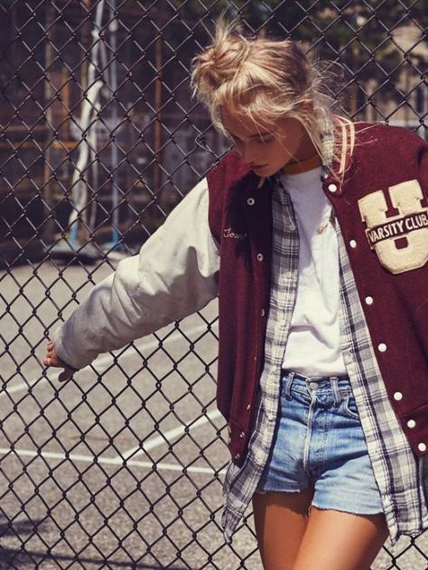 These fall jackets are must-have additions to your wardrobe! Letterman Jacket Outfit, Vintage Dress Outfit, Varsity Jacket Outfit, Estilo Hippie, Foto Tips, Letterman Jacket, Ținută Casual, Vintage Mode, Moda Vintage