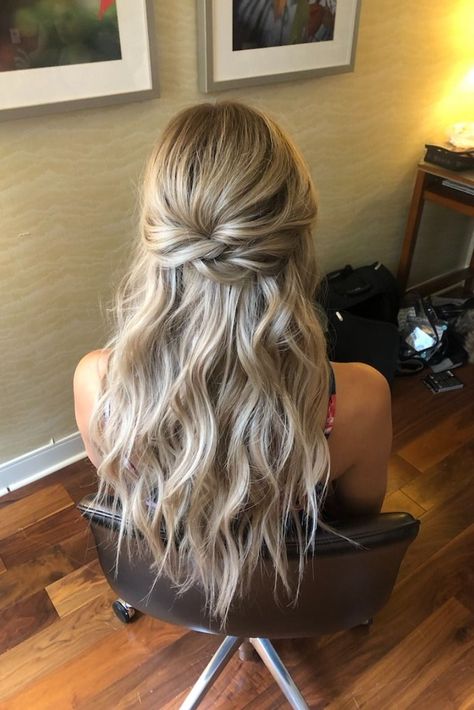 half up half down hair styles for long hair Half Up Maid Of Honor Hair, Made Of Honor Hair, Curled Half Up Half Down, Prom Hair Medium Length, Hoco Court, Grad Hair, Bridesmaid Hair Inspo, Bridemaids Hairstyles, Half Up Hairstyle