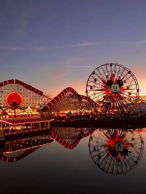 disneyland at sunset Disneyland Photos, Disney Photo Ideas, Disneyland Pictures, Sleeping Beauty Castle, Disney Orlando, Anaheim California, Space Mountain, Parc D'attraction, Adventure Aesthetic