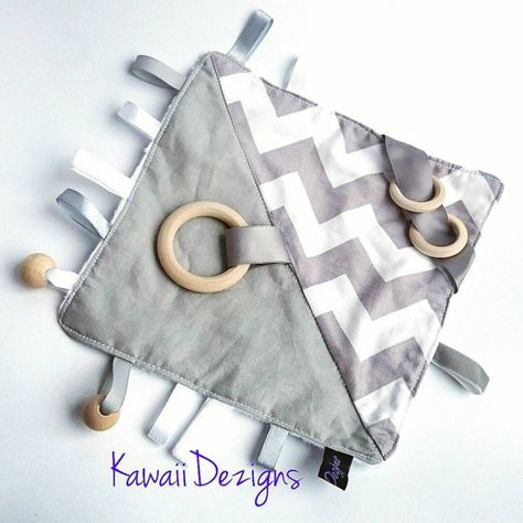 Diy Sy, Tag Blanket, Baby Toys Diy, Sensory Activity, Diy Bebe, Baby Sleep Problems, Baby Sewing Projects, Quilt Baby, Baby Projects