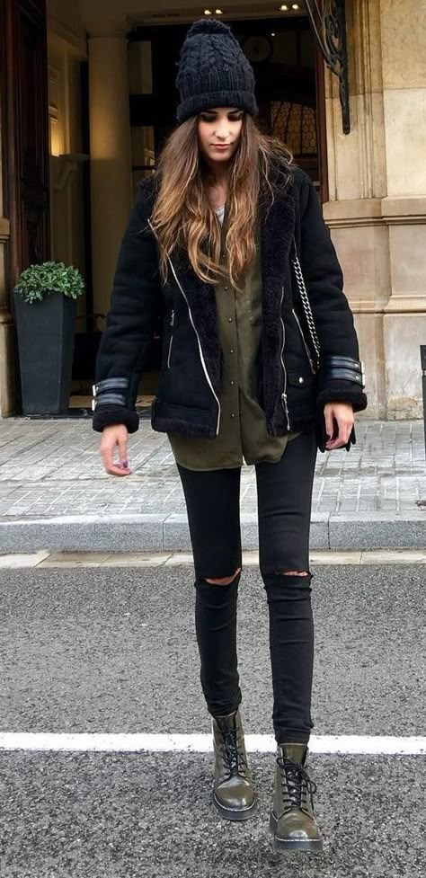 A nicely put together combination of a black shearling jacket and black distressed skinny jeans will set you apart effortlessly. Dress down this getup with army green leather lace-up flat boots.   Shop this look on Lookastic: https://lookastic.com/women/looks/shearling-jacket-dress-shirt-skinny-jeans/23490   — Black Knit Beanie  — Black Shearling Jacket  — Olive Dress Shirt  — Black Ripped Skinny Jeans  — Olive Leather Lace-up Flat Boots Black Shearling Jacket, Pretty Winter Outfits, Classy Winter Outfits, Stylish Winter Outfits, Black Jeans Outfit, Outfits 2017, Outfit Jeans, Looks Chic, Casual Winter Outfits