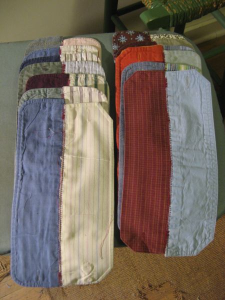 Quilts For Men Patterns, Old Jeans Projects, Memory Pillow From Shirt, Memory Clothes, Recycle Old Clothes, Tee Shirt Quilt, Sewing Men, Recycled Shirts, Quilt Shirt