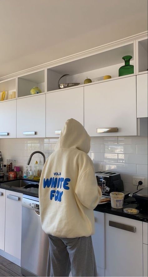 Yay White Fox Hoodie, Beach Hoodies, Fox Hoodie, Wishlist 2024, Foto Casual, Cherry Bomb, Mode Ootd, Shooting Photo, Winter Fits