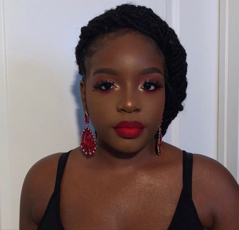 Full Glam Makeup For Red Dress, Red Lip On Dark Skin, Red Lipstick Makeup Dark Skin, Make Up For Traditional Look, Gala Dinner Make Up, Glam Makeup For White Dress, Gold Eyeshadow With Red Lipstick, Red Makeup Dark Skin, Dark Skin Makeup With Red Lips