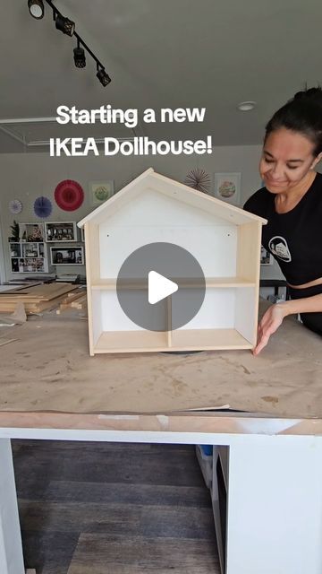 Ikea Barbie House, Small Doll House Diy Ideas, Mini House Ideas Diy Projects, Ikea Hack Dollhouse, How To Make A Barbie House, Ikea Flisat Dollhouse Hack, Ikea Doll House Makeover, Flisat Ikea Dollhouse, Ikea Dollhouse Diy