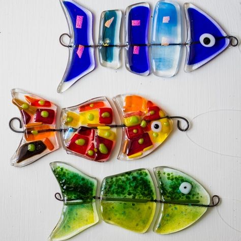 Funky Fish Fusing Glas, Glass Art Design, Glass Art Pictures, Glass Fusion Ideas, Fused Glass Artwork, Painted Glass Art, Glass Fusing Projects, Fused Glass Ornaments, Wine Glass Art