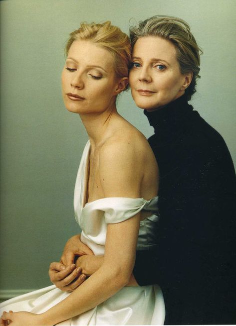 [002] Annie Leibovitz (77 photos) | Great Photographers Annie Leibovitz Photos, Annie Leibovitz Photography, Blythe Danner, Foto Glamour, Mother Daughter Photos, Annie Leibovitz, Foto Tips, Demi Moore, Gwyneth Paltrow