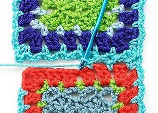 Several different granny square joining tutorials....good site! Joining Crochet Squares, Joining Granny Squares, Crocheted Squares, Motifs Granny Square, Confection Au Crochet, Crochet Blocks, Granny Squares Pattern, Crochet Diy, Granny Square Crochet Pattern