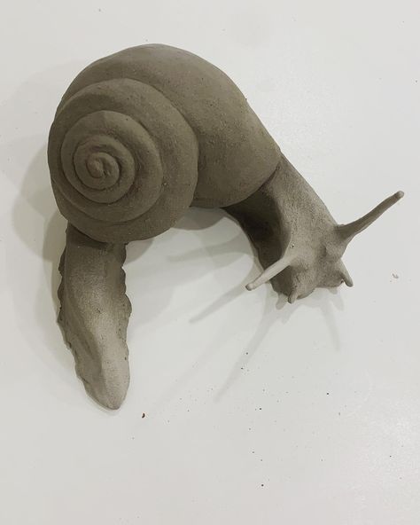 Ceramic Snails Handmade, Snail Ceramic Sculpture, Snail Clay Art, Ceramic Snail Pottery, Snail Clay Sculpture, Clay Snails Sculpture, Ceramic Sculpture Ideas Creative, Things To Sculpt With Clay Easy, Snail Pottery