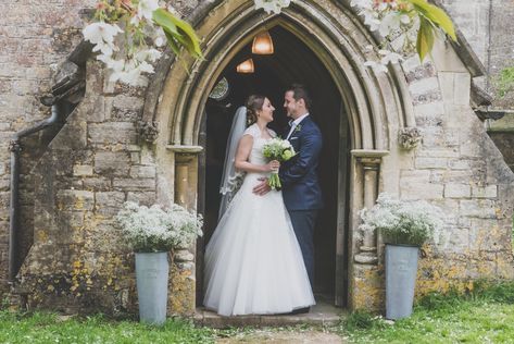 Check out some of our favorite English wedding traditions, inspired by centuries-old traditions. English Wedding Traditions, English Church Wedding, English Weddings, Fic Ideas, Western Style Dresses, Church Wedding Ceremony, Native English, British Wedding, Bridesmaid Colors