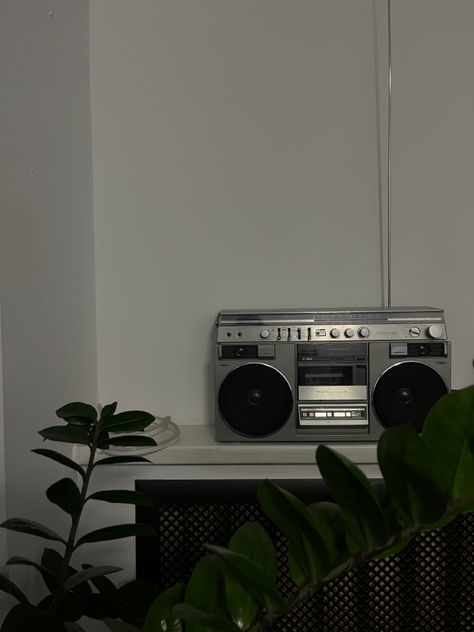 Lockscreens Aesthetic Vintage, On Air Radio, Radio Record Player, Wallpaper Aesthetic Vintage, Retro Instagram, Love Radio, To Be In Love, Grunge Pictures, Radio Playlist