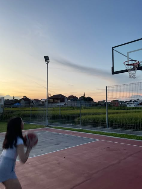 Girly Basketball Aesthetic, Girl Basketball Aesthetic, Basketball Girl Aesthetic, Basketball Aesthetic Girl, Goals New Year, Basket Girl, Basketball Aesthetic, Basketball Girl, Basketball Moves