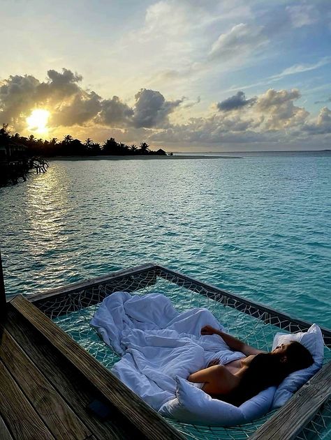 The Maldives Honeymoon, Maldives Aesthetic Photos, Maldives Aesthetic Couple, Couples In Maldives, Couples Maldives, Maldives Couple Photos, Maldives Honeymoon Couple, Maldives Photo Ideas, Couple Maldives