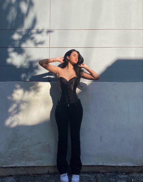 Outfit Con Corset, Corset With Jeans, Outfit With Corset, Eurotrip Outfits, Black Corset Outfit, Corset Outfit, Black Corset, Night Out Outfit, Causual Outfits