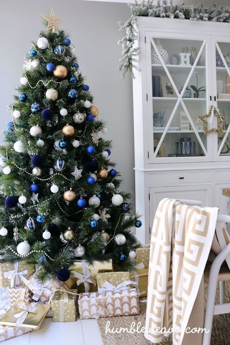 Blue Christmas Tree Decorations, Christmas Styling, Navy Christmas, Blue Christmas Decor, Blue Christmas Tree, Christmas Themes Decorations, Christmas Tree Inspiration, Christmas Tree Ideas, Gold Christmas Tree