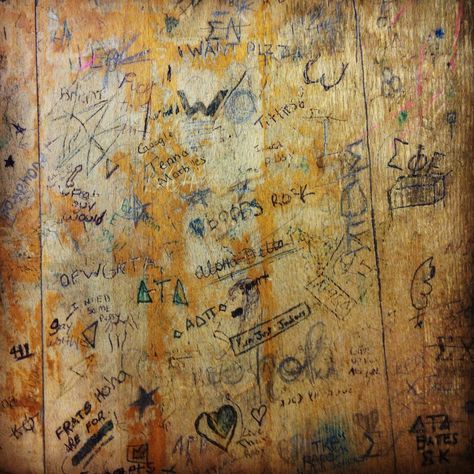 Sushipot: School Desk Graffiti Graffiti School, Exam Inspiration, Desk Tops, Vintage School Desk, Bathroom Graffiti, School Desk, Art Textiles, School Desks, Art Desk