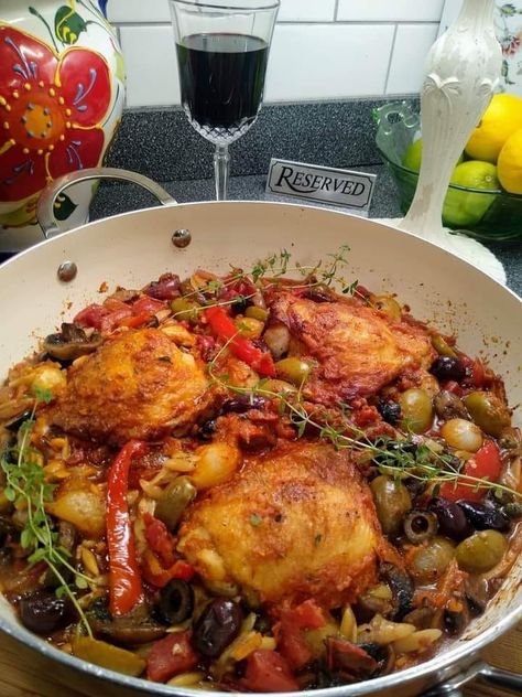 Ina Garten 🥣🍜🎂 | Chicken Cacciatore with fire roasted tomatoes, bell peppers, sauteed mushrooms, pearl onions and Spanish olives, served on a bed of orzo pasta, and pa... Ina Garden, Italian Meals, Special Meals, Spanish Olives, Martha Stewart Recipes, Pearl Onions, Chicken Ideas, Chicken Cacciatore, Jamie Oliver Recipes