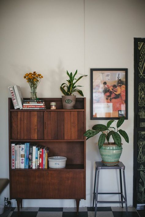 House Tour: An Airy Plant-Filled Brooklyn Loft | Apartment Therapy Artistic Apartment Design Ideas, Brooklyn Loft, Shelf Vintage, Loft Furniture, Casa Vintage, Loft Apartment, Reading Room, Apartment Inspiration, House Tour