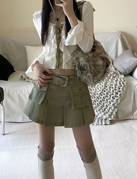 Sage Outfits Aesthetic, Neutral Y2k Outfit, Green Y2k Outfit, Outfit Inspo Korean, Green Skirt Outfits, Cargo Denim Skirt, Y2k Outfits Aesthetic, Alt Y2k, Khakis Outfit