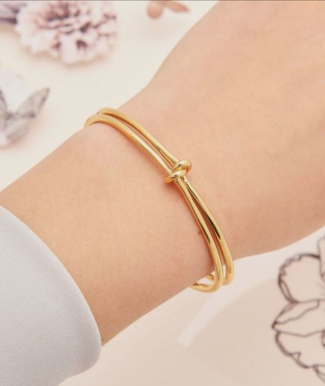 Gold Bracelet Simple, Jewelry Bracelets Gold, Gold Rings Fashion, Gold Ring Designs, Bangles Jewelry Designs, Bracelets Gold Diamond, Gold Jewelry Simple, Gold Bangles Design, Gold Bracelet For Women