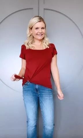 This is a guide on a simple shirt hack. Learn an easy way to tuck a long shirt in in this quick tutorial. How To Tie A Big Shirt Ideas, How To Tie Long T Shirts, How To Make A Tee Shirt Smaller, How To Shorten A Long Tee Shirt, When To Tuck In Shirt Women, Partial Tucked In Shirt, Plus Size Shirt Tuck, How To Wear A Large T Shirt, Tie A Tee Shirt Knot