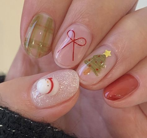 Cute Gel Christmas Nails, Gel Nail Inspo Winter, Winter Gel Nails Short Simple, Christmas Nail Polish Designs, Korean Xmas Nails, Christmas Nails Japanese, Choco Cat Nails, Short Natural Nail Christmas Designs, Christmas Ornaments Nails