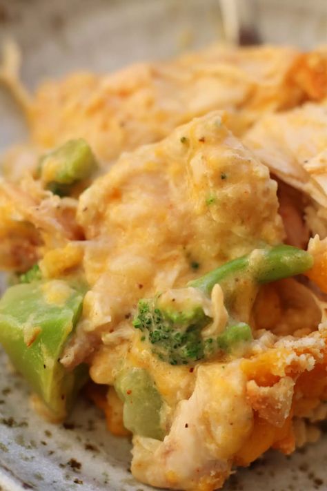 Cracker Barrell Broccoli Cheddar Chicken--an Instant Pot or Crockpot take on the Cracker Barrel favorite! It's got chicken, cheese, broccoli, creamy sauce and Ritz cracker topping. Broccoli Cheddar Chicken, Chicken Instant Pot, Cheddar Chicken, Broccoli Cheddar, Cracker Barrel, Slow Cooking, Pressure Cooking, 365 Days, Instant Pot