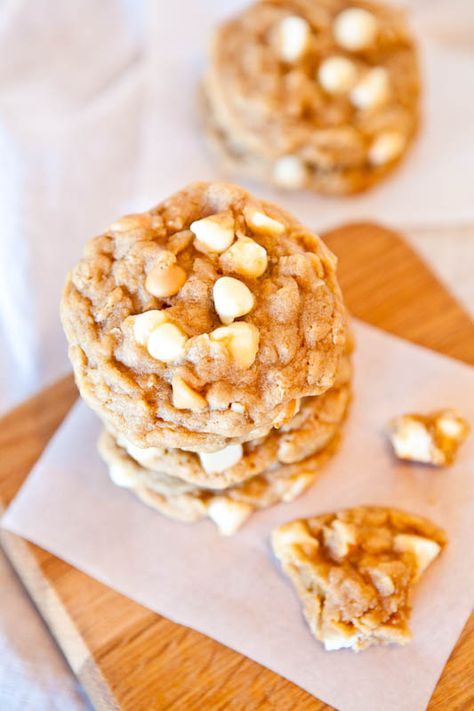 Soft & Chewy Peanut Butter Oatmeal White Chocolate Cookies - Combining 3 favorite kinds of cookies into one so you don't have to choose what to make. Fast, easy, no-mixer required recipe at averiecooks.com Peanut Butter White Chocolate, Averie Cooks, Chocolate Oatmeal Cookies, White Chocolate Chip, White Chocolate Chip Cookies, White Chocolate Cookies, Chocolate Oatmeal, Peanut Butter Oatmeal, Delicious Cookies