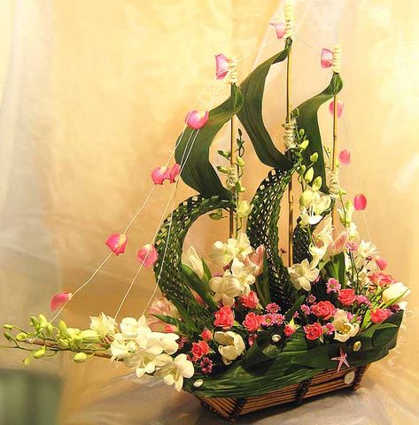 Un barco de flores. Orange Things, Unique Floral Arrangements, Gubahan Bunga, Flower Arrangement Designs, Unique Flower Arrangements, Church Flower Arrangements, Creative Flower Arrangements, Flower Arrangements Simple, Church Flowers