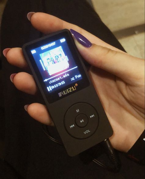 Ipod Nano Aesthetic, Mp3 Aesthetic, Mp3 Player Aesthetic, 10s Aesthetic, Film Camera Photography, Physical Media, Retro Graphic Design, Mp3 Music Player, Tech Bag