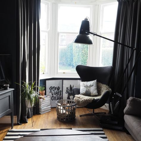 Black Curtains Living Room, Black Room Ideas, Black Painted Walls, Black Accent Walls, Gravity Home, Black Rooms, Sala Grande, Dark Home, Black Room