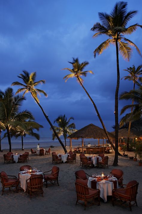 A romantic evening with dinner on the beach. Goa Travel, Goa India, Tropical Destinations, India Tour, Most Beautiful Beaches, Beach Tops, Incredible India, India Travel, Beach Resorts