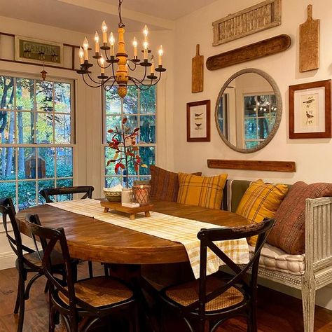 Rustic Farmhouse Dining Room Decor, English Cottage Dining Room, Cozy Dining Rooms, Cozy Dining Room Ideas, Cozy Country Kitchen, Cottage Dining Room, Farmhouse Dining Room Decor, Rustic Farmhouse Dining Room, Yellow Kitchen Cabinets